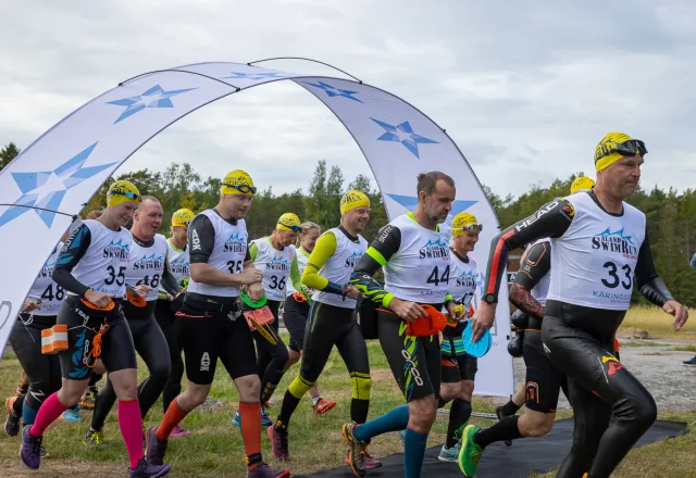 swimrun-deltagare startar