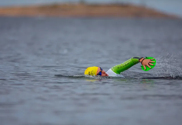 swimrun-deltagare i vattnet