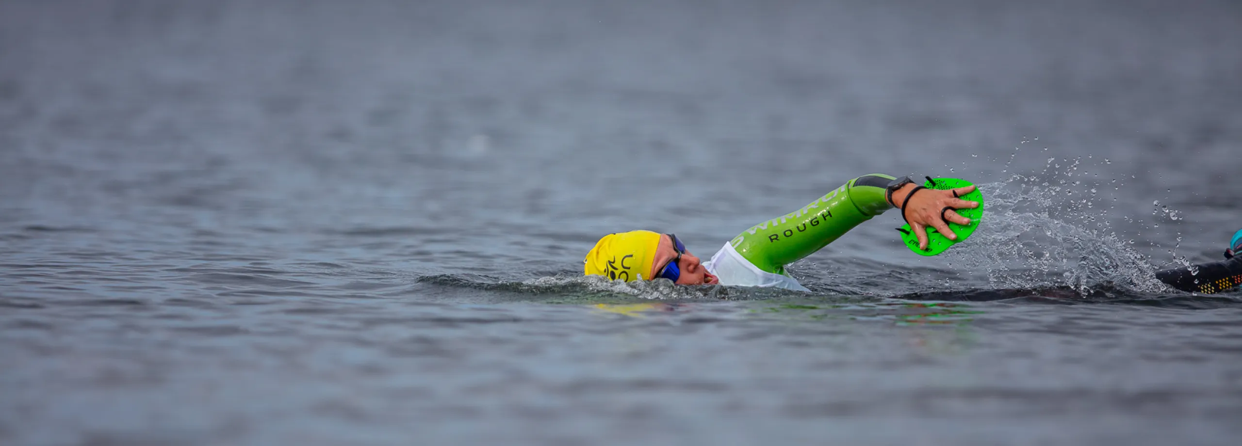 swimrun-deltagare i vattnet