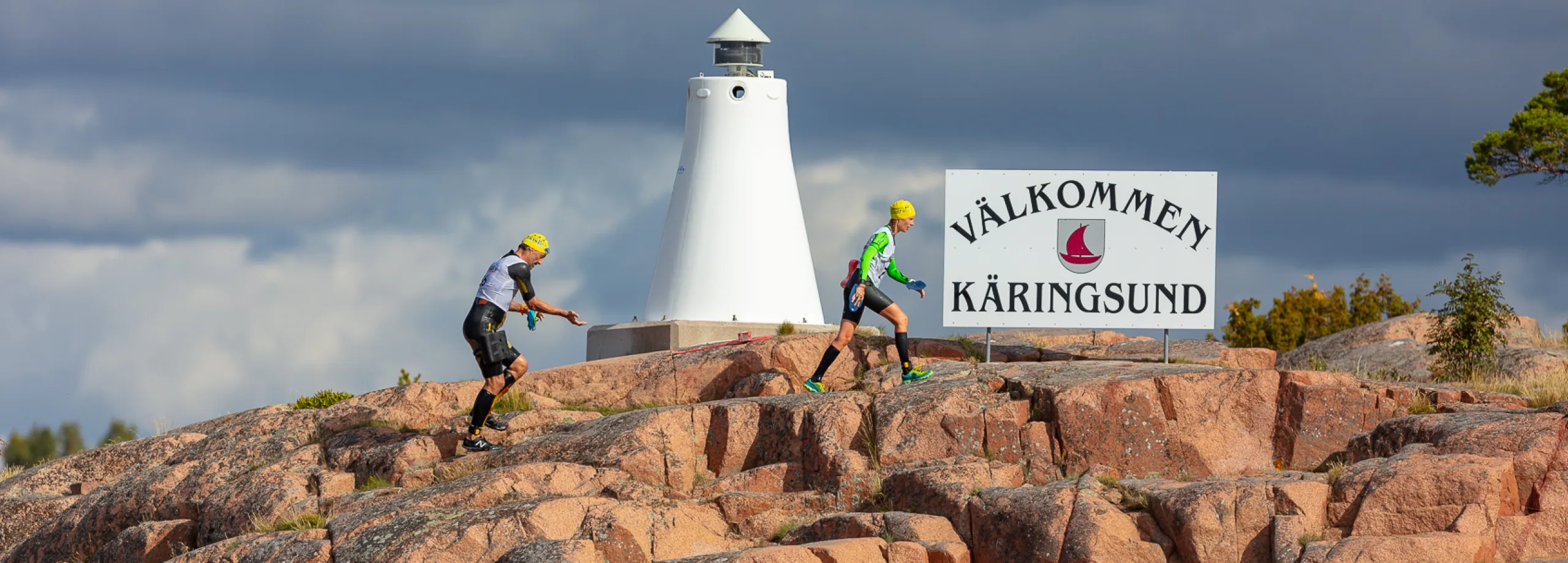 swimrunnare vid käringsund på klippor